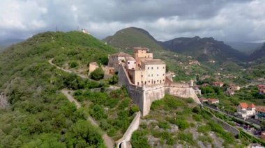 Ligurya 'nın Finalborgo kentindeki tarihi Castelfranco kalesine tepeden bakan eski bir ortaçağ köyünde seyahat.