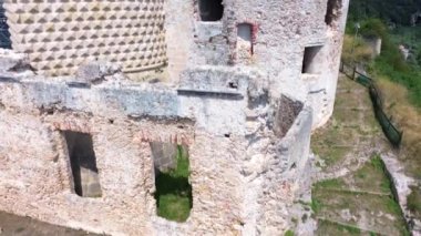 Ligurya 'nın Finalborgo kentindeki tarihi Castelfranco kalesine tepeden bakan eski bir ortaçağ köyünde seyahat.