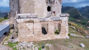 Ligures Ligures 'in havadan çekilmiş fotoğrafı tarihi Govone şatosunun genel bakış açısına sahip. 