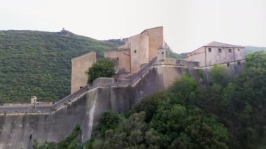 Ligurya 'nın Finalborgo kentindeki tarihi Castelfranco kalesine tepeden bakan eski bir ortaçağ köyünde seyahat.