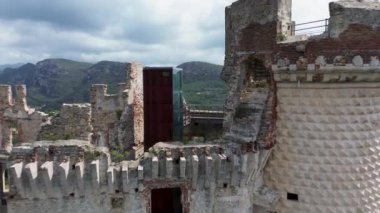 Ligurya 'nın Finalborgo kentindeki tarihi Castelfranco kalesine tepeden bakan eski bir ortaçağ köyünde seyahat.