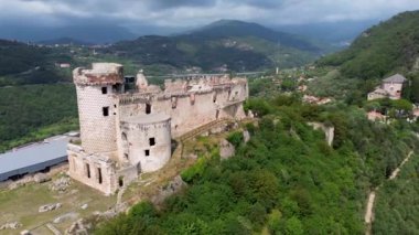 Ligurya 'nın Finalborgo kentindeki tarihi Castelfranco kalesine tepeden bakan eski bir ortaçağ köyünde seyahat.