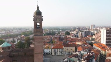 İtalya, Monza 'nın hava görüntüsü, Arengario kulesini gösteriyor.