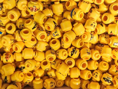 LEGO oyun faktörleri yukarıdan görünen bir geometrik tasarım biçiminde..