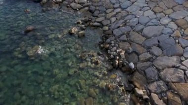 İtalya, Imperia Oneglia 'nın Liguria sahilinde bir yaz günü. Su ve kayalar manzaralı.. 