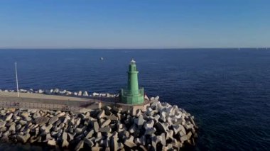 Liman feneri ve Imperia turizm merkezinin insansız hava araçları perspektifi