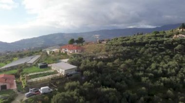 Yukarıdan alınan İHA görüntüleri İtalya 'nın Imperia şehrinin Ligurian iç bölgelerini gösteriyor.