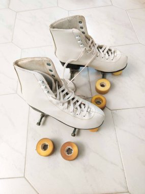 Temizlik ve bakım için çıkartılabilecek tekerlekli profesyonel patenler .