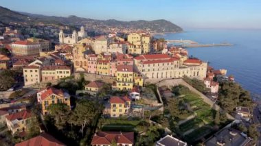 Liguria 'nın Imperia kıyısındaki Porto Maurizio şehrinin tarihi Loggias of Santa Chiara kasabasının ayrıntıları 