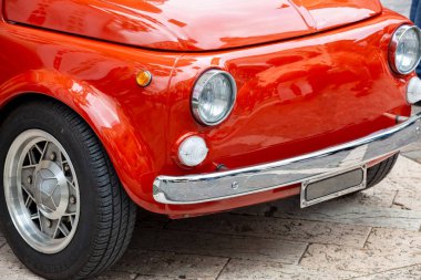 Krom ayrıntı ve retro tasarımı olan klasik kırmızı bir arabanın yakın plan görüntüsü