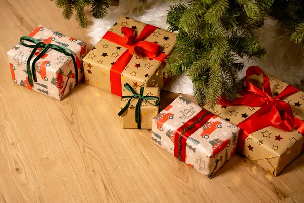 Ağacın Altındaki Şenlikli Noel Hediyeleri - Vintage Paket Kağıt Tasarımı