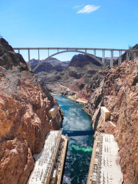 Arizona ve Nevada arasındaki Hoover Barajı ve köprüsünün manzarası. Kayalık kanyonlar ve Colorado Nehri.