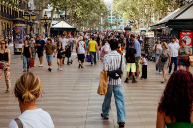 Barselona, İspanya, 20 Haziran 2025 - Barcelona şehir merkezinde yerel halk ve turistler, dükkanları, kültürü ve açık hava yaşamı ile bilinen canlı bir gezinti alanı boyunca yürür.