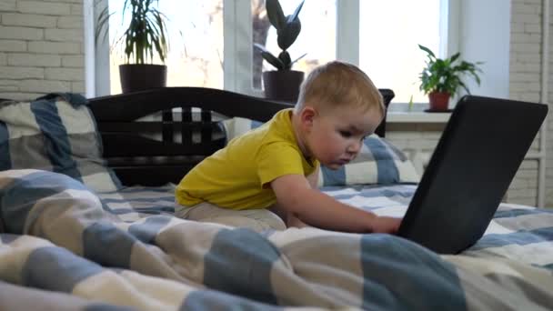 Seorang Anak Kecil Dengan Kaos Kuning Tempat Tidur Melihat Layar — Stok Video