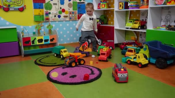 Petit Garçon Intelligent Joue Avec Les Camions Dans Salle Jeux — Video