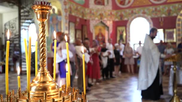 Candelero Dorado Con Velas Encendidas Iglesia Durante Ceremonia Las Personas — Vídeos de Stock