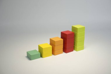 Beş farklı renk çubuğuyla büyüme finansal tablosu. Tahta küplerden büyüme grafiği. Ekonomik büyüme, artış veya başarı teması. 