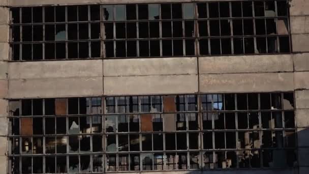Fachada Viejo Edificio Ruinas Una Planta Industrial Con Vidrios Rotos — Vídeos de Stock