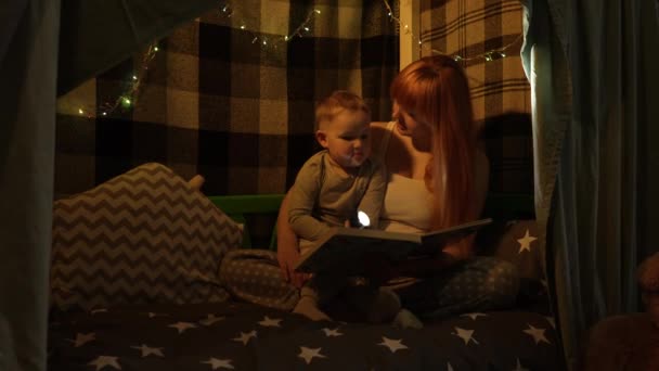 Uma Jovem Mãe Grávida Pequeno Filho Pijama Uma Casa Cama — Vídeo de Stock