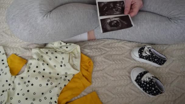 Egy Fiatal Terhes Lány Ultrahanggal Vizsgálja Meg Ruhákat Cipőket Kilátás — Stock videók