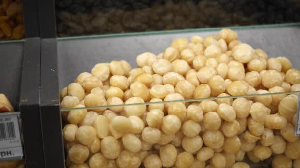 Nueces Nuez Macadamia Peladas Cerca Mostrador Tienda Primer Plano Macadamia — Vídeos de Stock