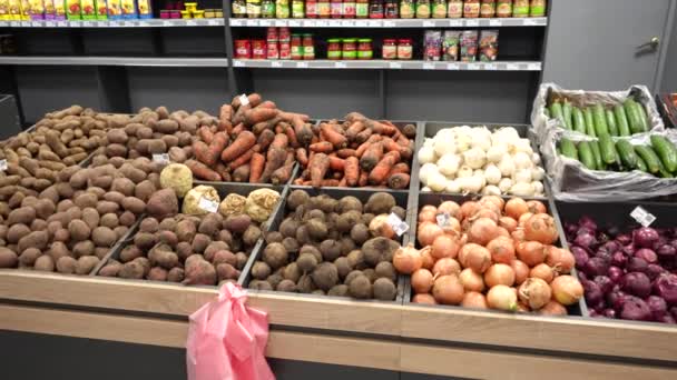 Zeleninová Přepážka Obchodě Ekologickými Potravinami Zelenina Dřevěných Nádobách Výloze Obchodu — Stock video