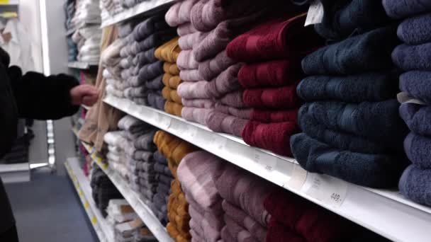Girl Textile Store Chooses Bath Towel Shelves Towels Bathrobes Textiles — Stockvideo