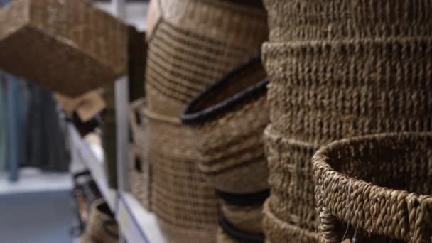 Wicker Wooden Baskets Store Shelf Structure Wooden Baskets Close Background — Vídeo de Stock