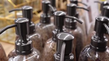 Market rafında sıvı sabun için bir şeker kutusuyla şık plastik şişeler. Plastik kutular yakın plan. Ev için tasarım ve iç eşya satışı.