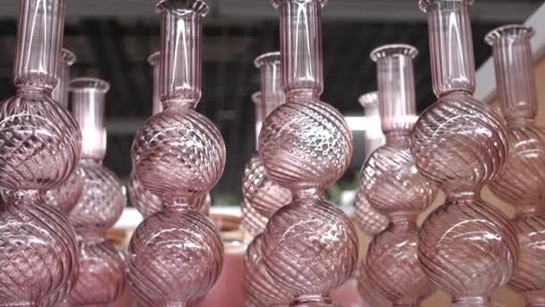 Glasgefäße Ladenregal Glasvasen Für Blumen Großaufnahme Verkauf Von Design Und — Stockvideo