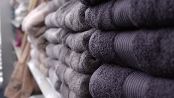 Stapels Netjes Gevouwen Handdoeken Een Winkelschap Terry Handdoeken Close Winkel — Stockvideo