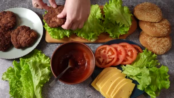 Cuoco Mette Costolette Foglie Lattuga Processo Produzione Hamburger Sparatoria Dall — Video Stock