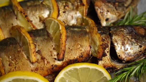 Ryby Cytryną Pieczone Piekarniku Poduszce Cebulowej Makrela Pieczona Zbliżenie — Wideo stockowe