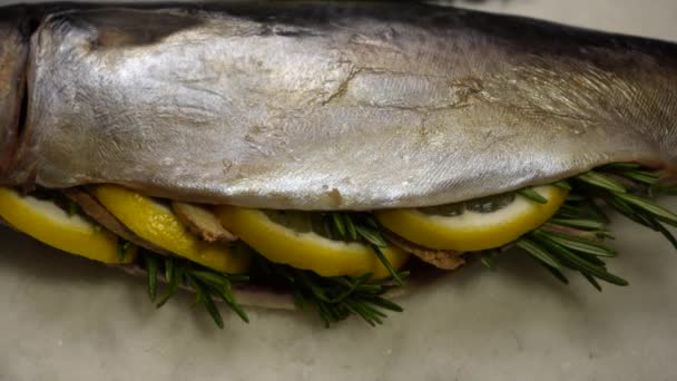 Ikan Segar Diisi Dengan Lemon Rosemary Jahe Pada Sejumlah Besar — Stok Video