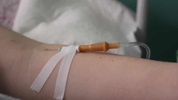Egy Női Kar Vénájába Szúrt Orvosi Cseppentő Gyógyszer Intravénás Beadásának — Stock videók