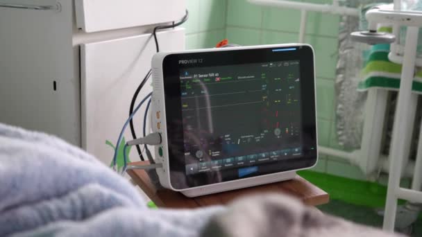 Die Arbeit Eines Modernen Medizinischen Elektrokardiographen Und Eines Mädchens Krankenhausbett — Stockvideo