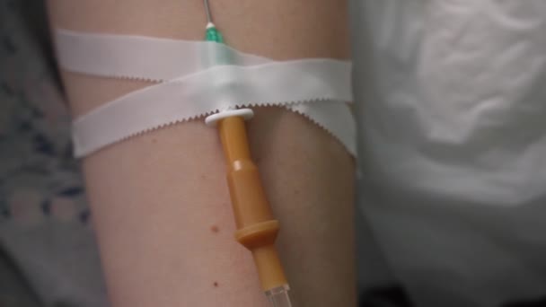 Jehla Lékařského Kapátka Žíle Paže Ohnout Loket Proces Intravenózní Injekce — Stock video