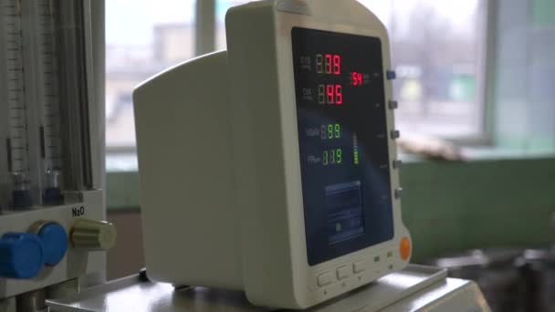 手術室で近代的な医療用心電図の使用 現代の医療機器や機器 手術中の患者への圧力の測定 4K映像 — ストック動画