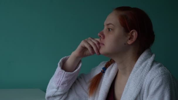 Una Joven Con Abrigo Blanco Una Habitación Hospital Mira Pensativamente — Vídeo de stock