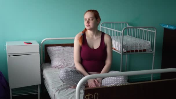 Uma Jovem Grávida Quarto Hospital Senta Uma Cama Hospital Olha — Vídeo de Stock