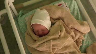 Yeni doğmuş bir bebek yeni doğmuş bir kutuda uyur. Doğum sonrası bölümü bir doğum hastanesinde. Yeni doğmuş bir bebek. Yüksek kalite 4k görüntü