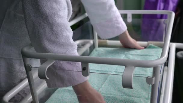 Una Ragazza Incinta Una Stanza Ospedale Copre Una Scatola Neonato — Video Stock
