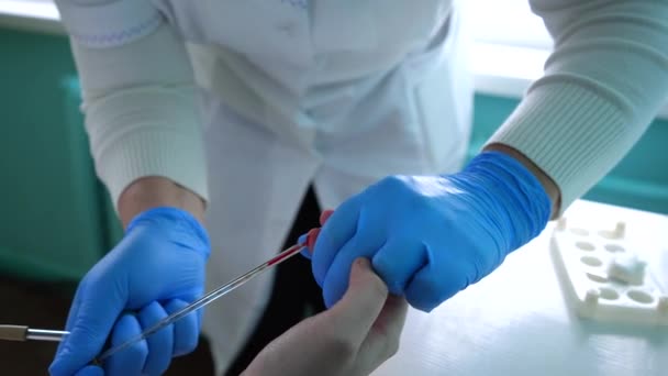 Lekarz Pobiera Próbkę Krwi Palca Pacjenta Analiza Krwi Zbliżenie Krwi — Wideo stockowe