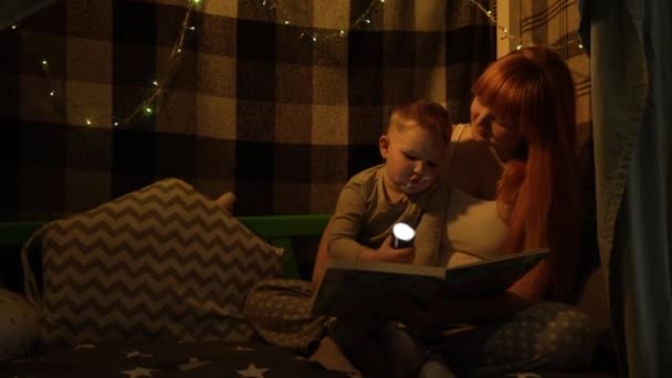 Uma Jovem Mãe Grávida Pequeno Filho Pijama Uma Casa Cama — Vídeo de Stock
