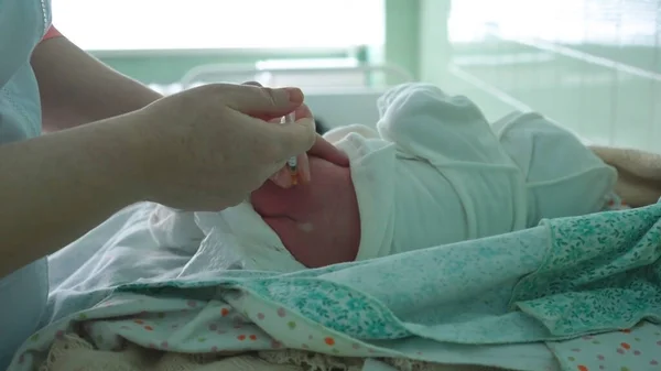 Ein Arzt Ohne Handschuhe Zieht Einem Neugeborenen Einen Impfstoff Zur — Stockfoto