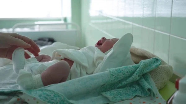 Ein Neugeborenes Weint Auf Einem Wickeltisch Einem Krankenhauszimmer Die Hand — Stockfoto