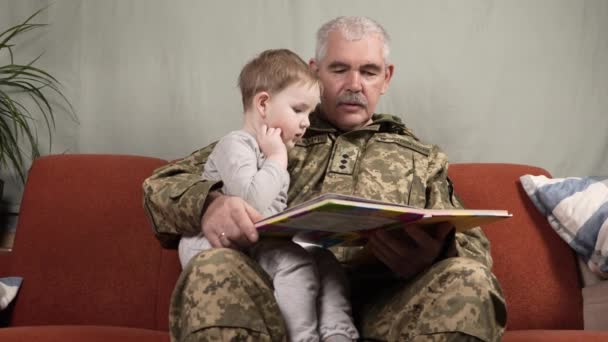 Homem Uniforme Militar Ucraniano Livro Para Menino Sofá Casa Soldado — Vídeo de Stock