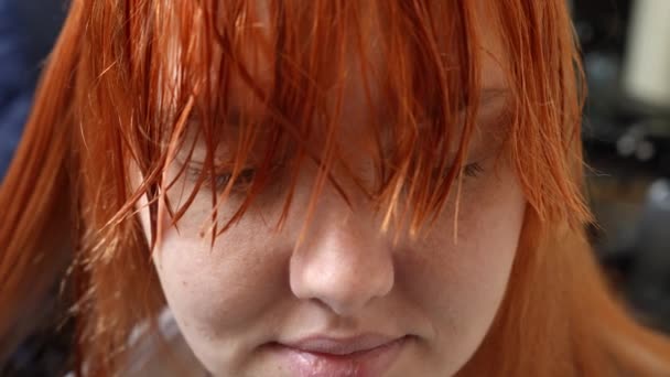 Rudowłosa Dziewczyna Mokrymi Włosami Przed Strzyżeniem Fryzjera Portret Bliska Fryzjer — Wideo stockowe