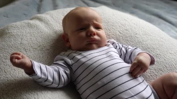 Ένα Μικρό Παιδί Ξαπλώνει Πάνω Μια Λευκή Κουβέρτα Και Κουνάει — Αρχείο Βίντεο