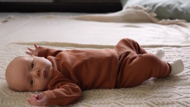Маленький Хлопчик Лежить Ліжку Дивиться Вбік Вид Збоку Повільний Рух — стокове відео
